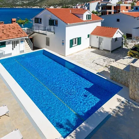 Bisernica-with Pool Apartman Ražanj