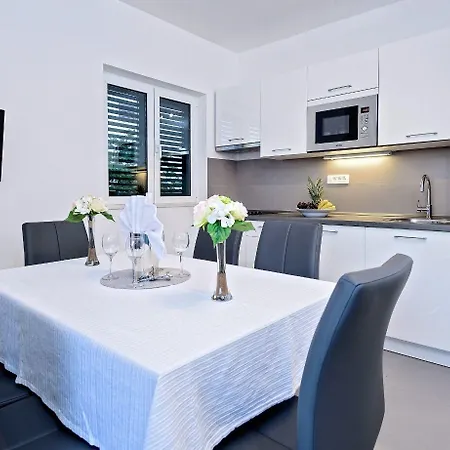 Apartman Bisernica-with Pool