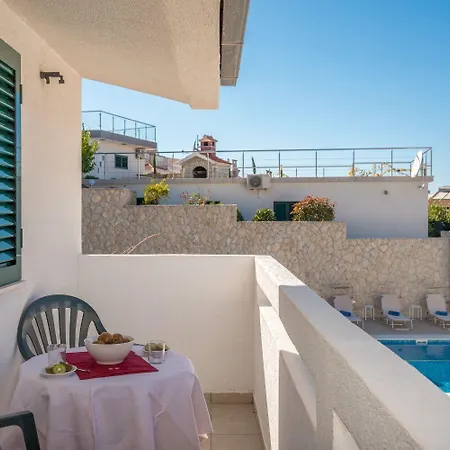 Appartement Bisernica-with Pool Ražanj
