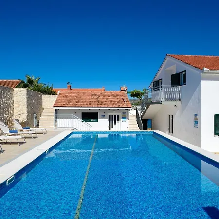 Bisernica-with Pool Appartement Ražanj